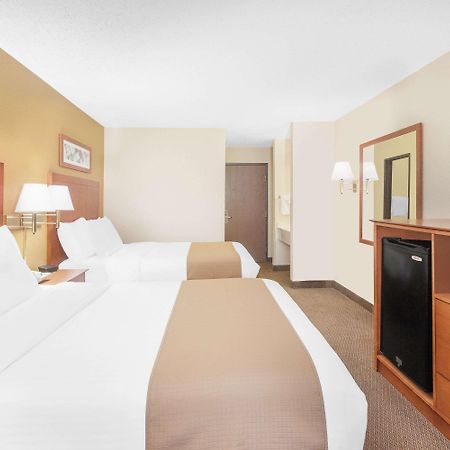 Baymont By Wyndham Port Huron Bagian luar foto