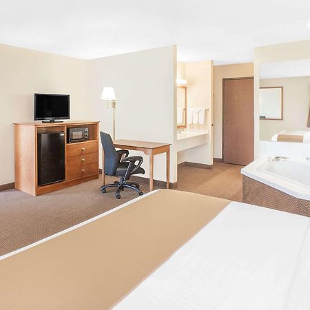 Baymont By Wyndham Port Huron Bagian luar foto