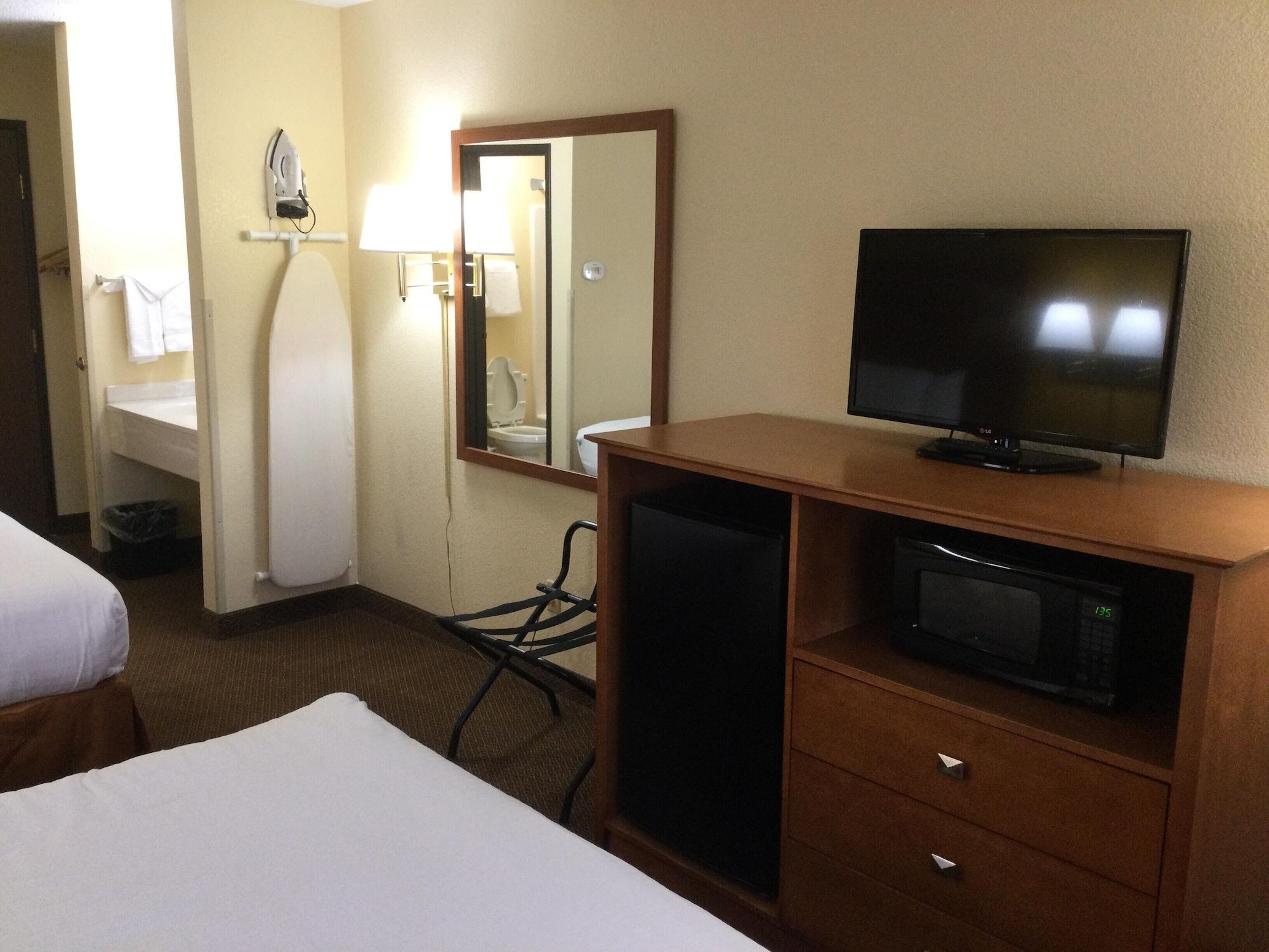 Baymont By Wyndham Port Huron Bagian luar foto