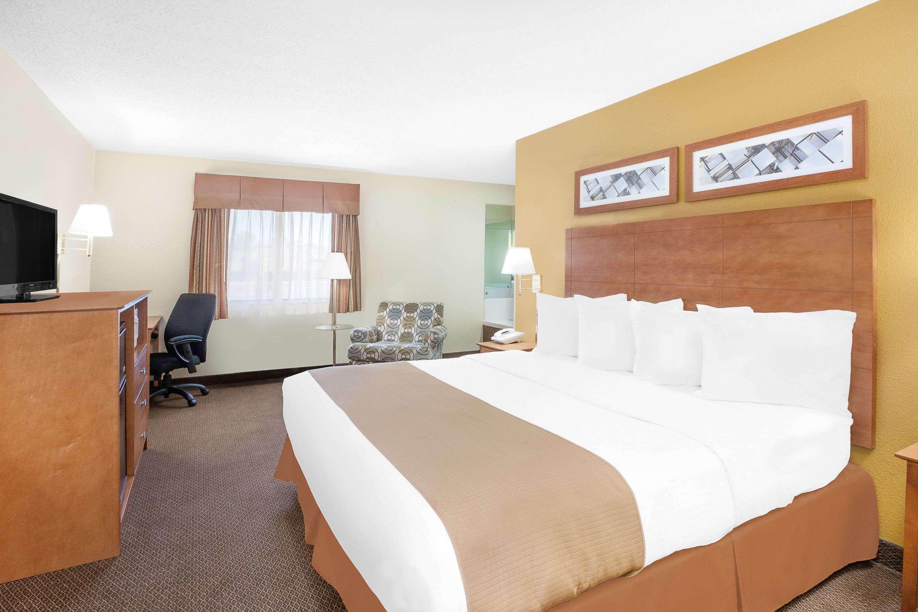 Baymont By Wyndham Port Huron Bagian luar foto