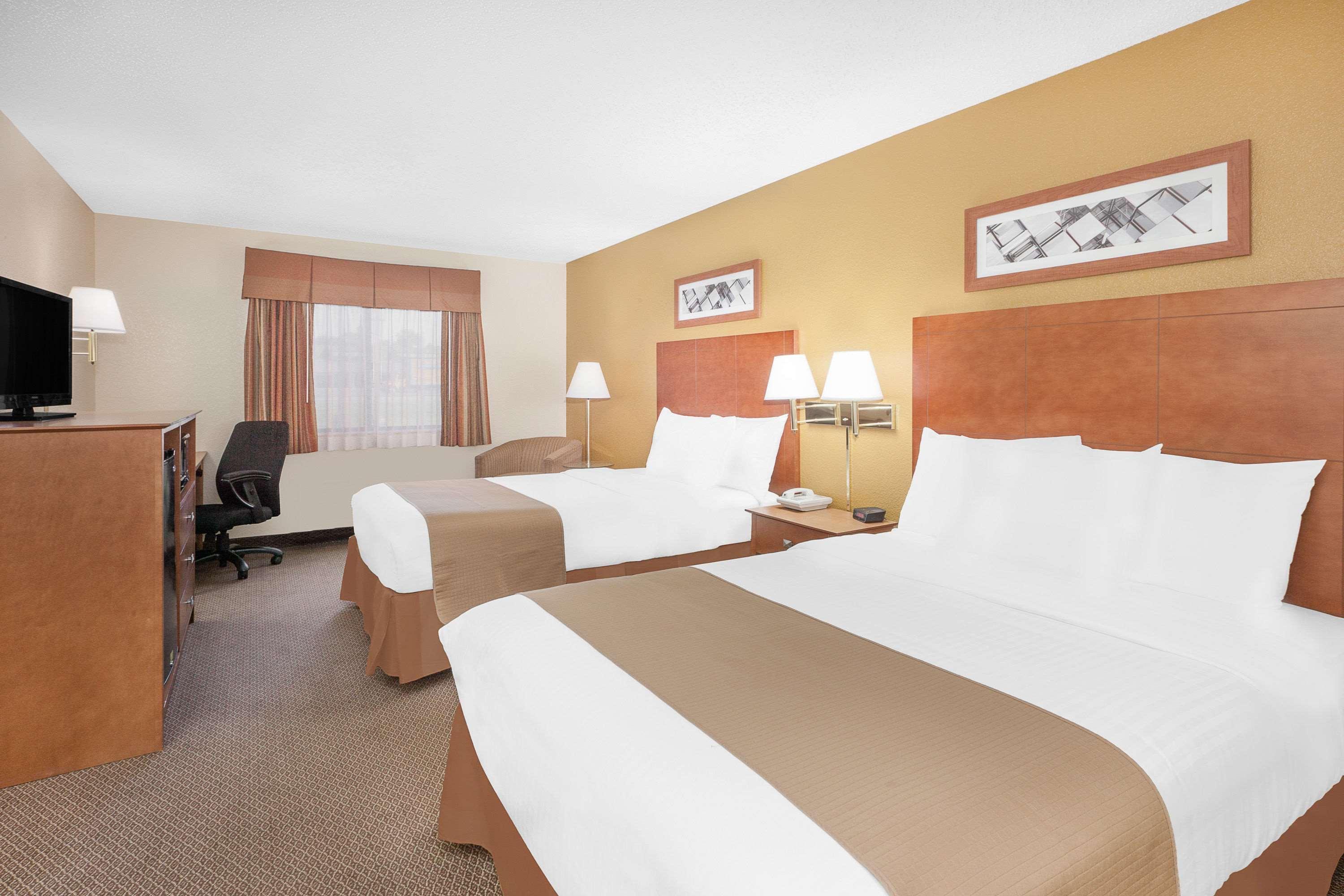 Baymont By Wyndham Port Huron Bagian luar foto