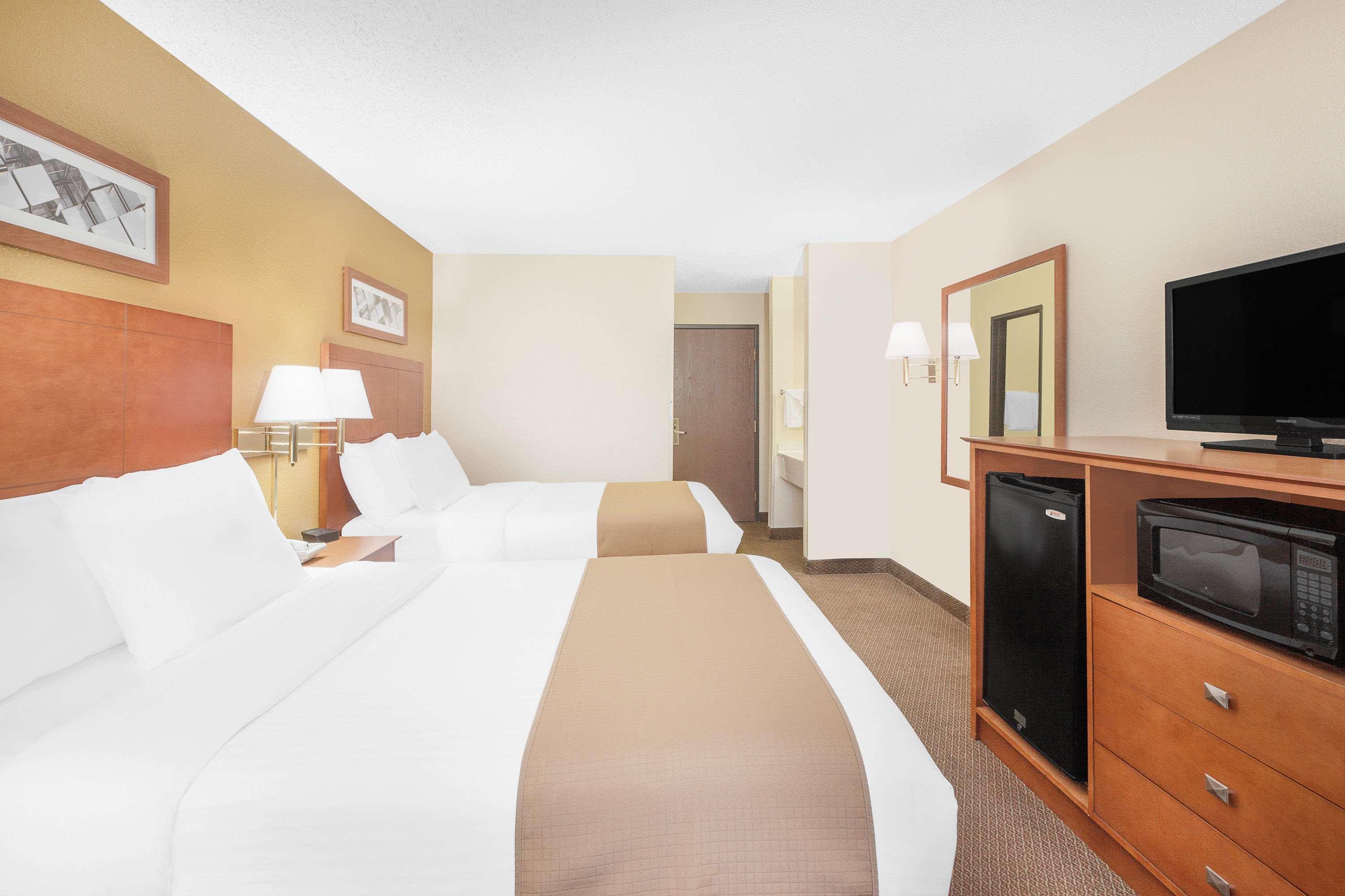 Baymont By Wyndham Port Huron Bagian luar foto