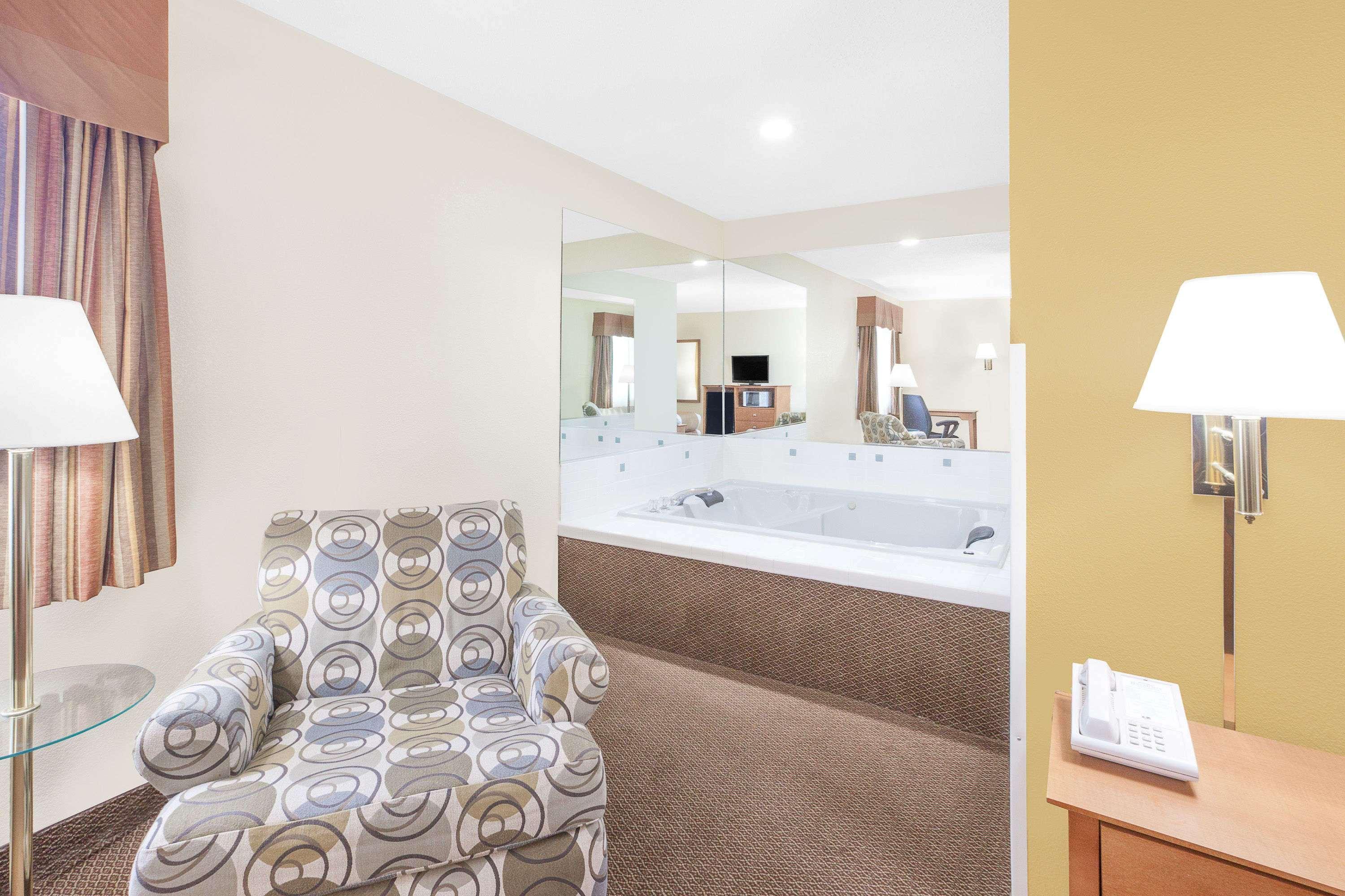 Baymont By Wyndham Port Huron Bagian luar foto