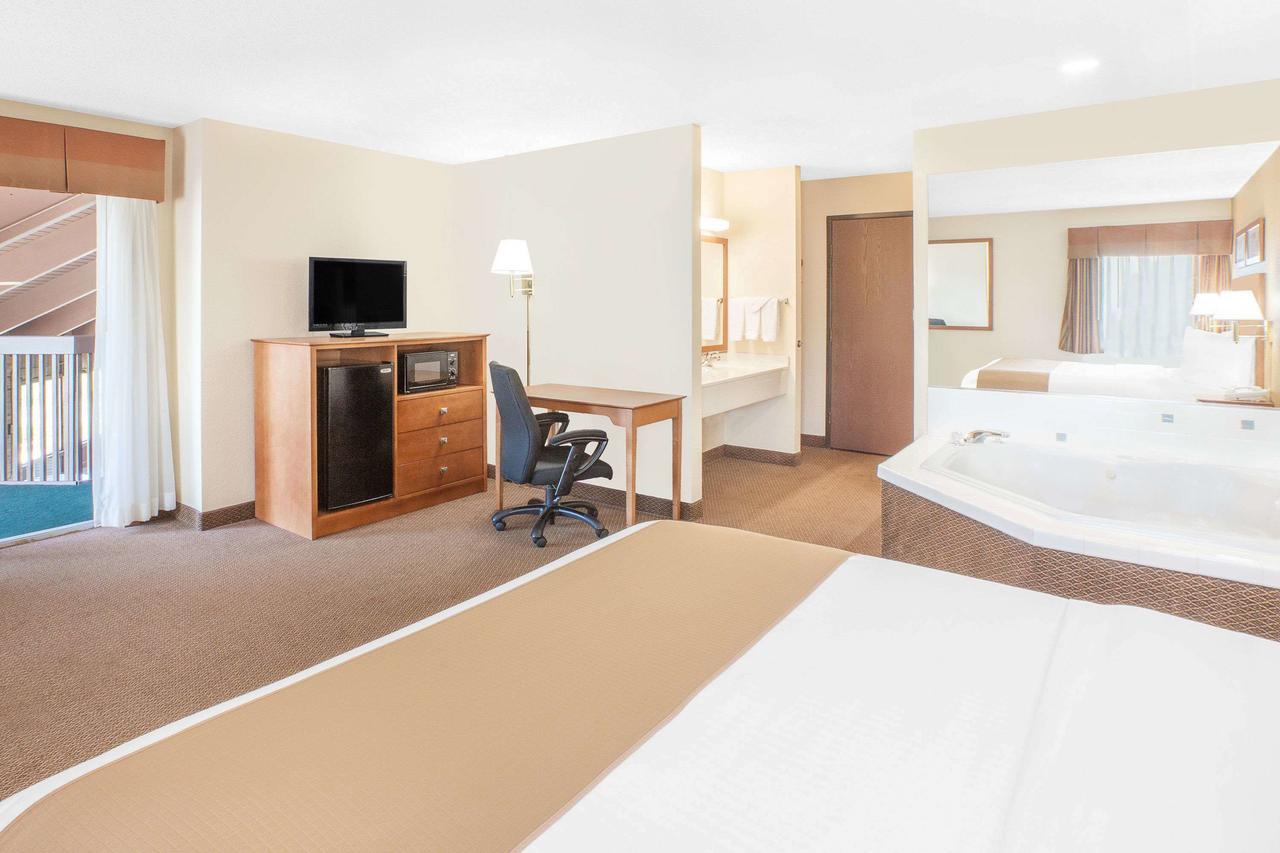 Baymont By Wyndham Port Huron Bagian luar foto