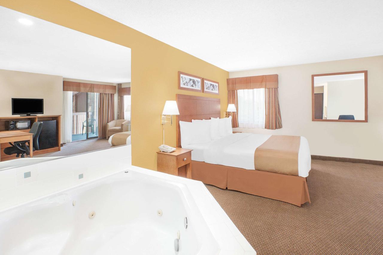 Baymont By Wyndham Port Huron Bagian luar foto