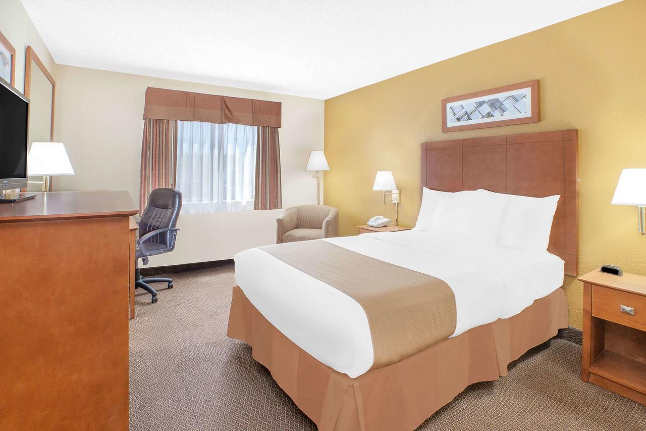Baymont By Wyndham Port Huron Bagian luar foto