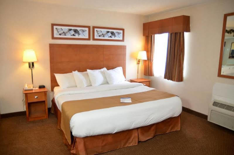 Baymont By Wyndham Port Huron Bagian luar foto